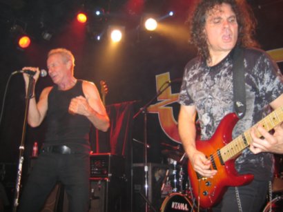 Vinnie Moore (right)