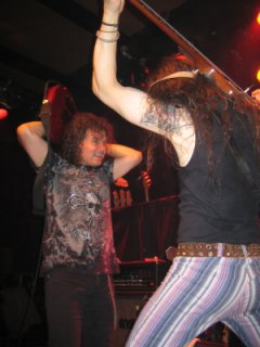 Vinnie Moore (left)