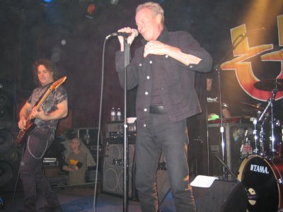 Vinnie Moore (left)